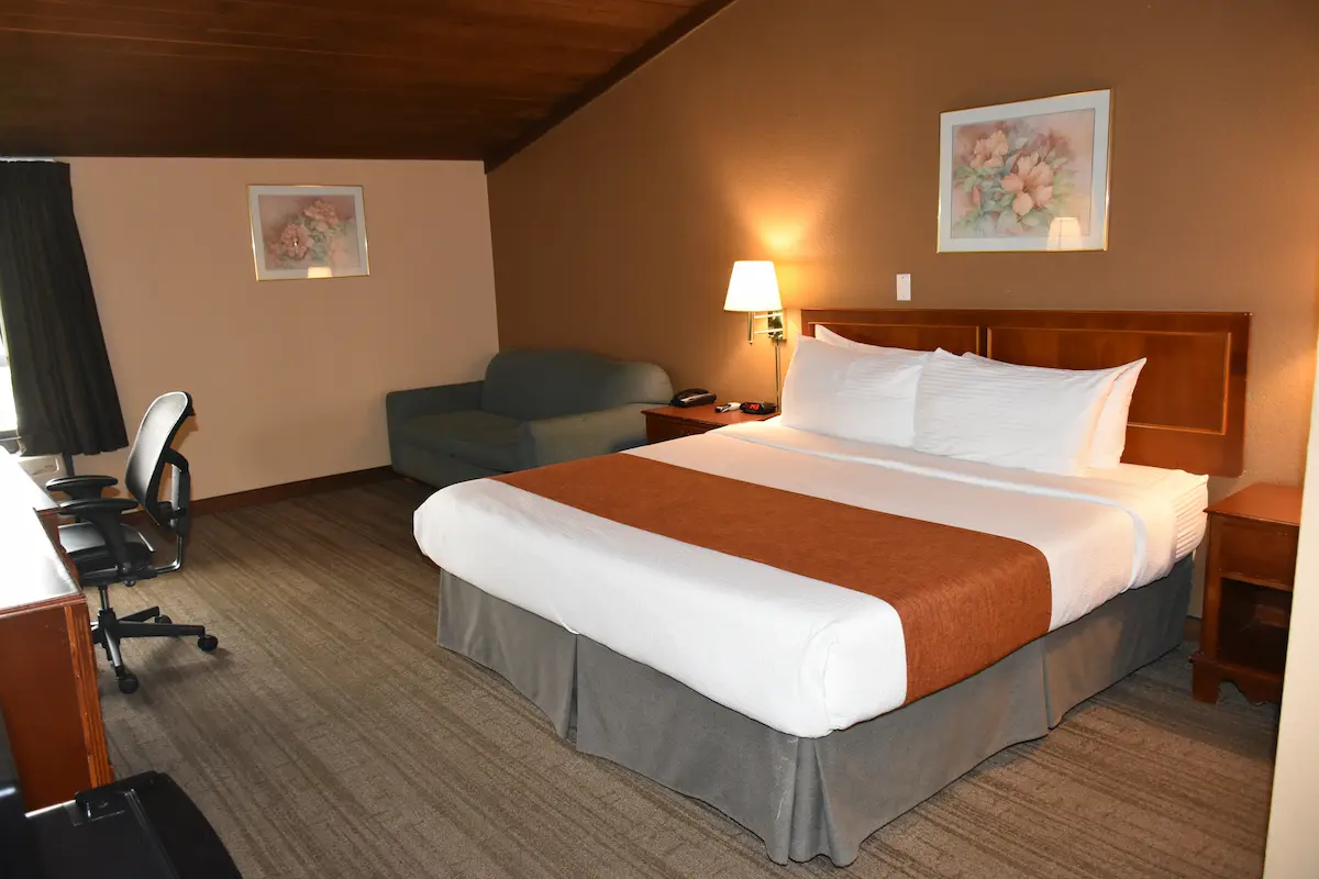 Executive King room bed photo